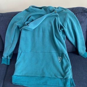 Latched Mama Harbor Snap baby wearing and nursing pullover size large (peacock)